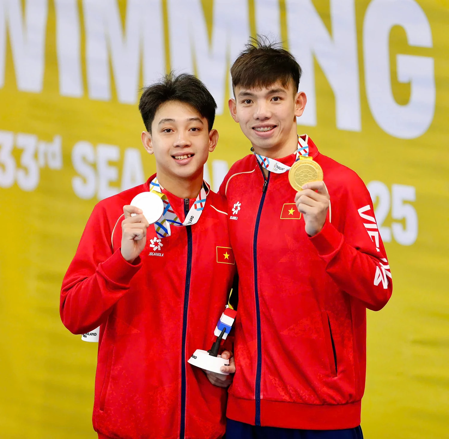Hai kình ngư Nguyễn Huy Hoàng (bên phải, huy chương Vàng) và Mai Trần Tuấn Anh (bên trái, huy chương Bạc) đã mang về thêm 2 tấm huy chương cho đội tuyển bơi Việt Nam kỳ SEA Games 33 này. (Nguồn: Thể thao Việt Nam)