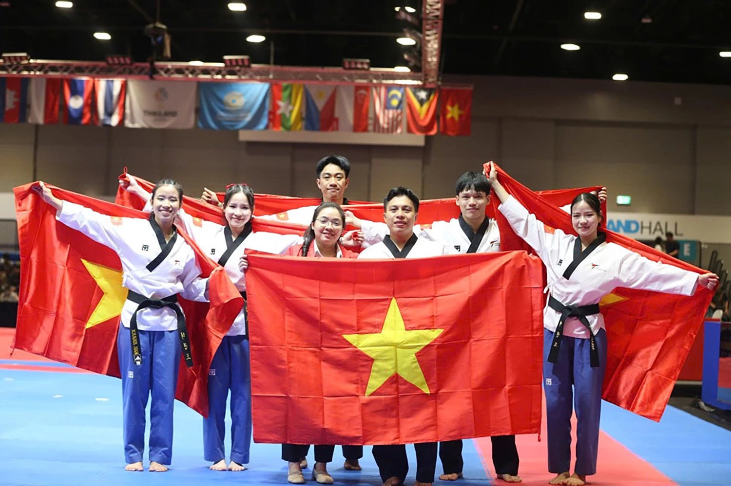 Các vận động viên đội tuyển taekwondo Việt Nam giành huy chương Vàng nội dung thi đấu đồng đội quyền sáng tạo. (Nguồn: Thể thao Việt Nam).