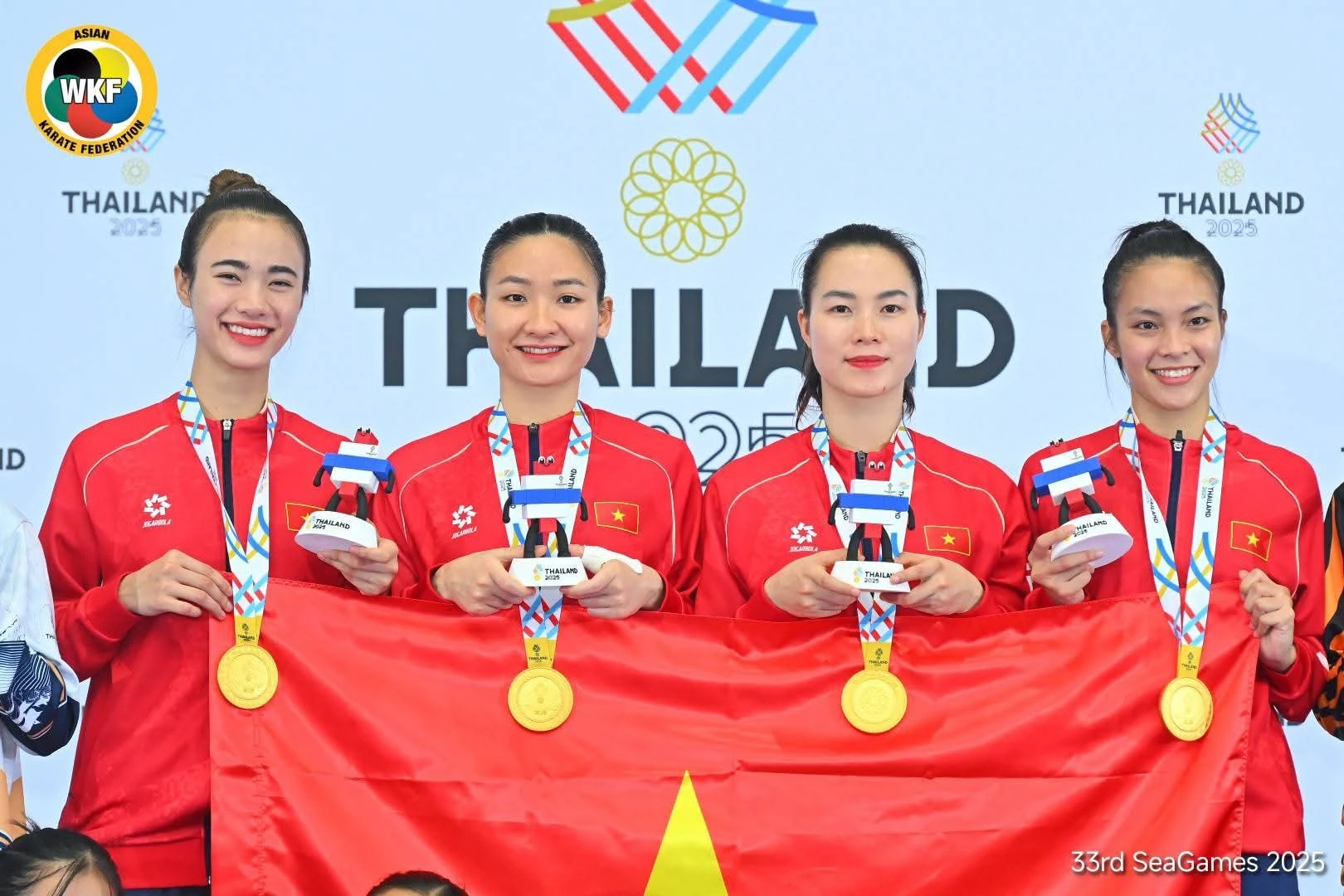Các cô gái tuyển nữ karate Việt Nam giành huy chương Vàng nội dung kumite đồng đội nữ. (Nguồn: Thể thao Việt Nam)