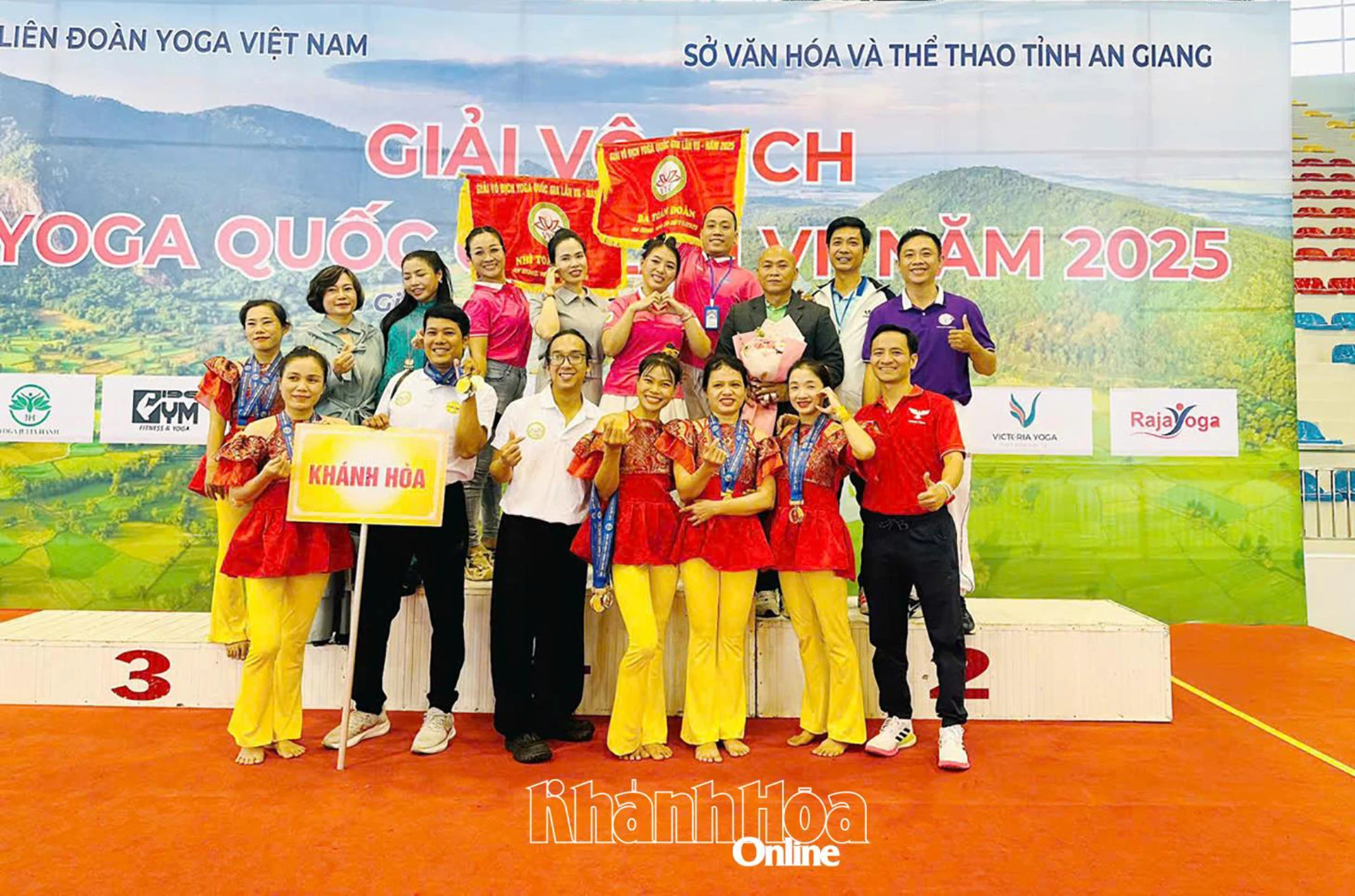 Khanh Hoa team posing for photo

