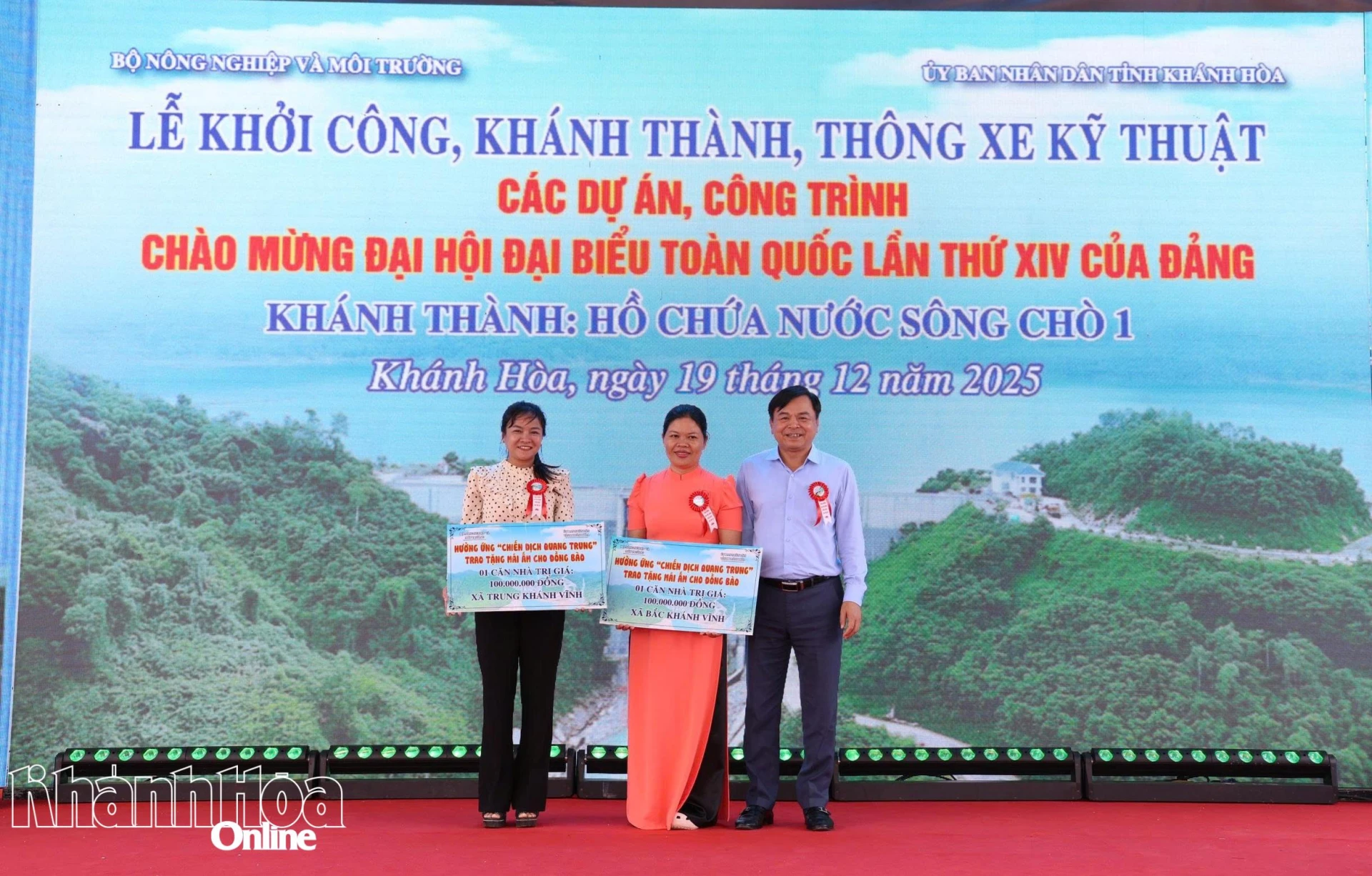 Thứ trưởng Nguyễn Hoàng Hiệp trao bảng tượng trưng kinh phí xây nhà Mái ấm cho đồng bào cho đại diện chính quyền địa phương.