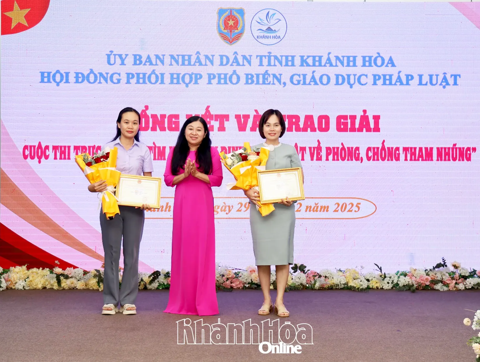 Ban tổ chức trao giải nhì cho các tập thể.