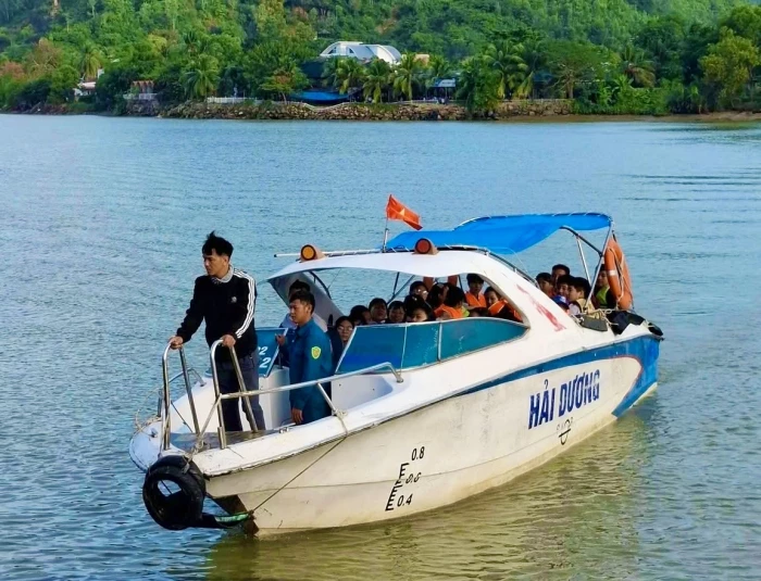 Phương Tây Nha Trang hỗ trợ thuê ca nô và lực lượng đưa đón học sinh qua Sông Cái 
