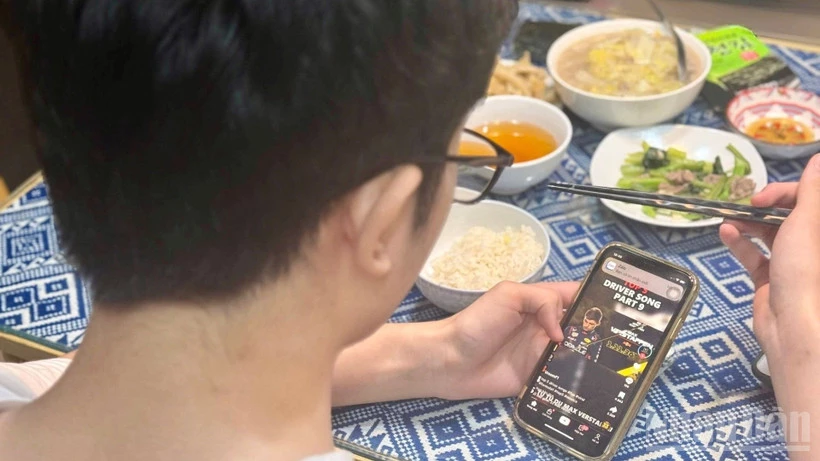 Tác hại rõ nhất của việc vừa ăn vừa dùng điện thoại là “ăn uống vô thức”,