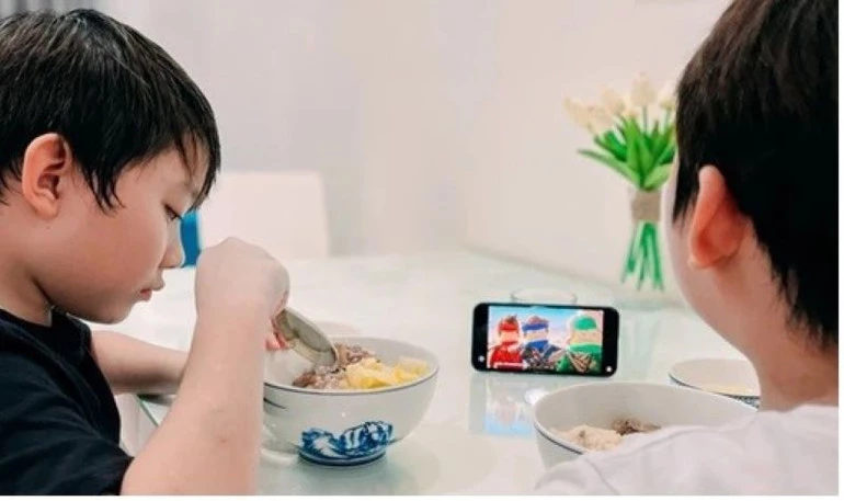 Bác sĩ Trương Hồng Sơn khuyến cáo, tuyệt đối không dùng điện thoại để “dụ ăn” đối với trẻ nhỏ.