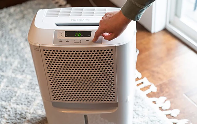 Để giải quyết triệt để vấn đề độ ẩm cao trong nhà và bảo quản đồ điện tử một cách tốt nhất, máy hút ẩm là một lựa chọn lý tưởng.