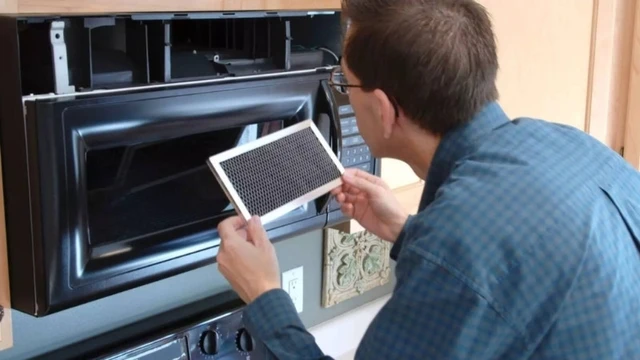 Thường xuyên lau chùi, vệ sinh đồ điện tử không chỉ giúp duy trì vẻ ngoài sạch sẽ, mà còn có công dụng ngăn chặn sự tích tụ của bụi bẩn, độ ẩm.