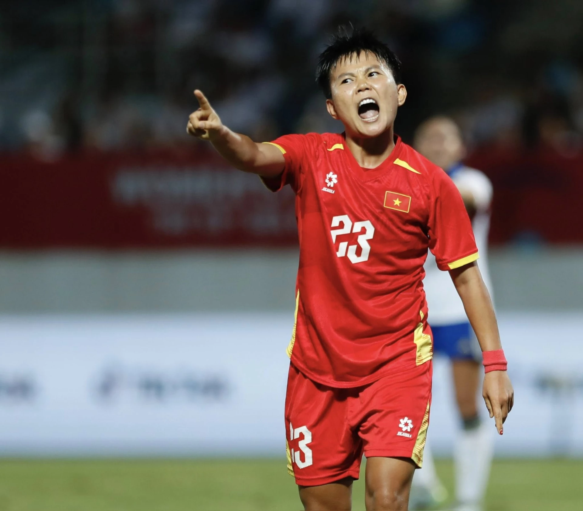 Bích Thùy phản ứng sau khi trọng tài có quyêt định tước đi bàn thắng hợp lệ của mình ở hiệp 1. (Ảnh: Tuấn Hữu)