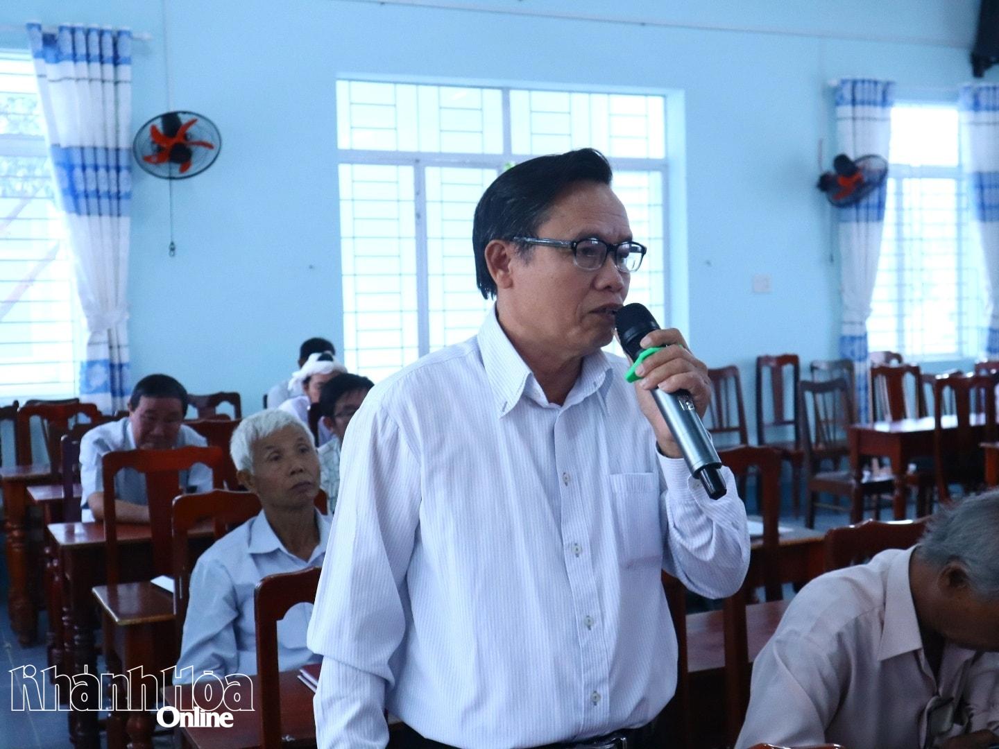 Đại biểu tham gia ý kiến thảo luận tại hội nghị.