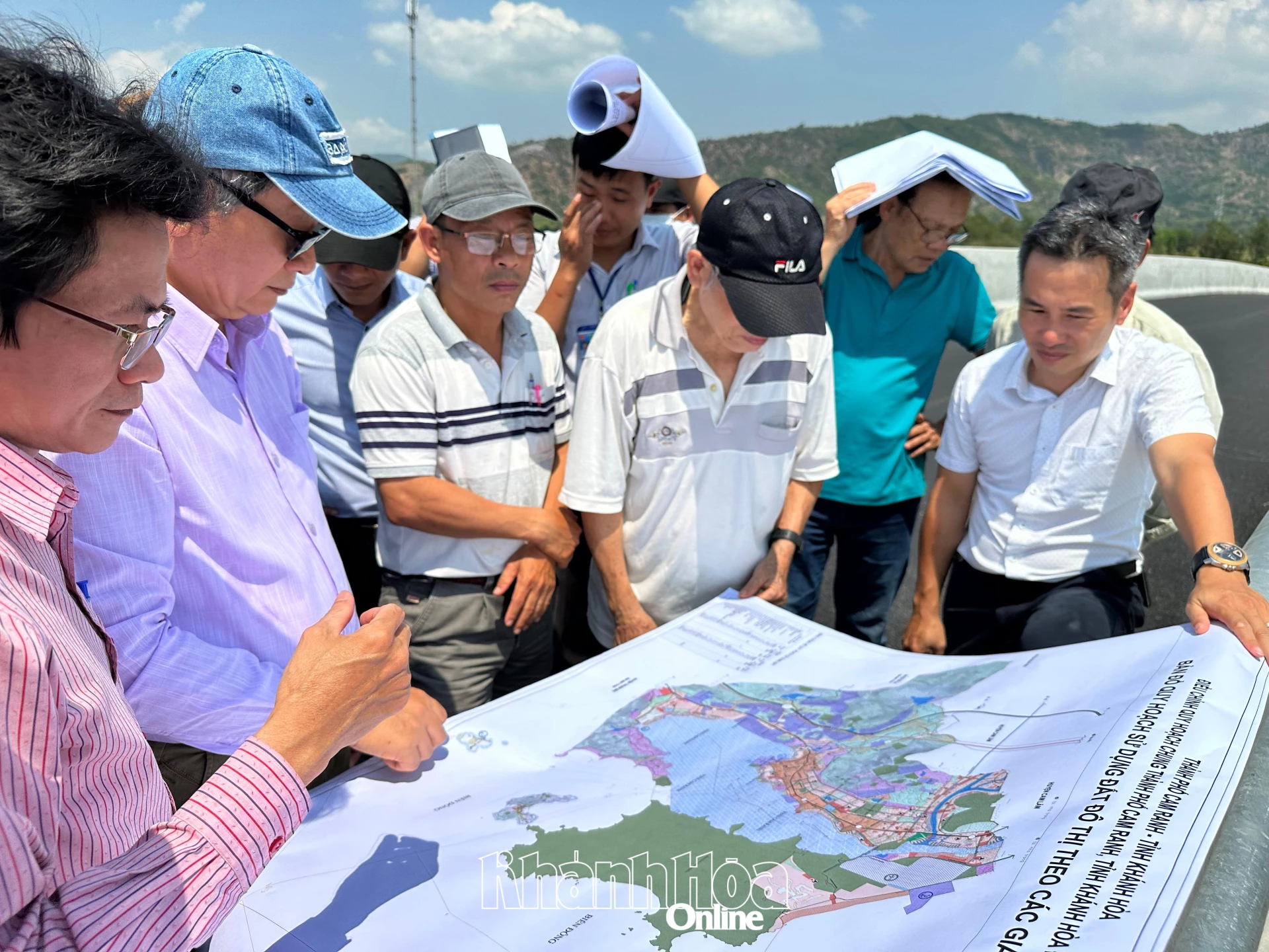 Liên hiệp các Hội Khoa học và Kỹ thuật tỉnh khảo sát thực địa để tư vấn, phản biện Đồ án Điều chỉnh quy hoạch chung TP. Cam Ranh, tỉnh Khánh Hòa đến năm 2035, tầm nhìn đến năm 2045. Ảnh chụp năm 2023. Ảnh: Thanh Tùng.
