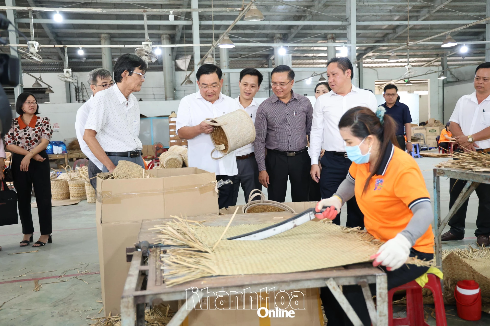 Lãnh đạo tỉnh tìm hiểu xưởng sản xuất tại Hợp tác xã Thủ công mỹ nghệ xuất khẩu Vĩnh Phước (phường Ninh Hòa).