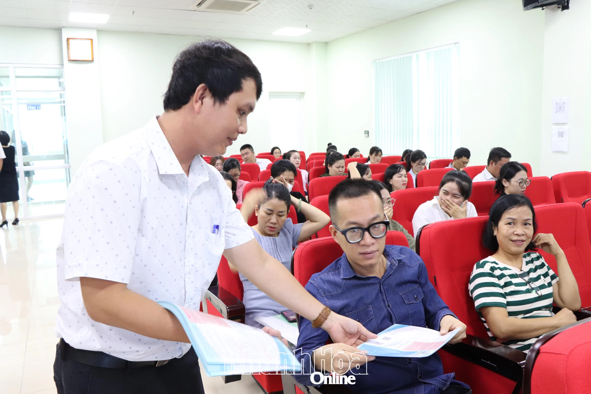 Tuyên truyền chính sách bảo hiểm xã hội, bảo hiểm thất nghiệp cho người dân.