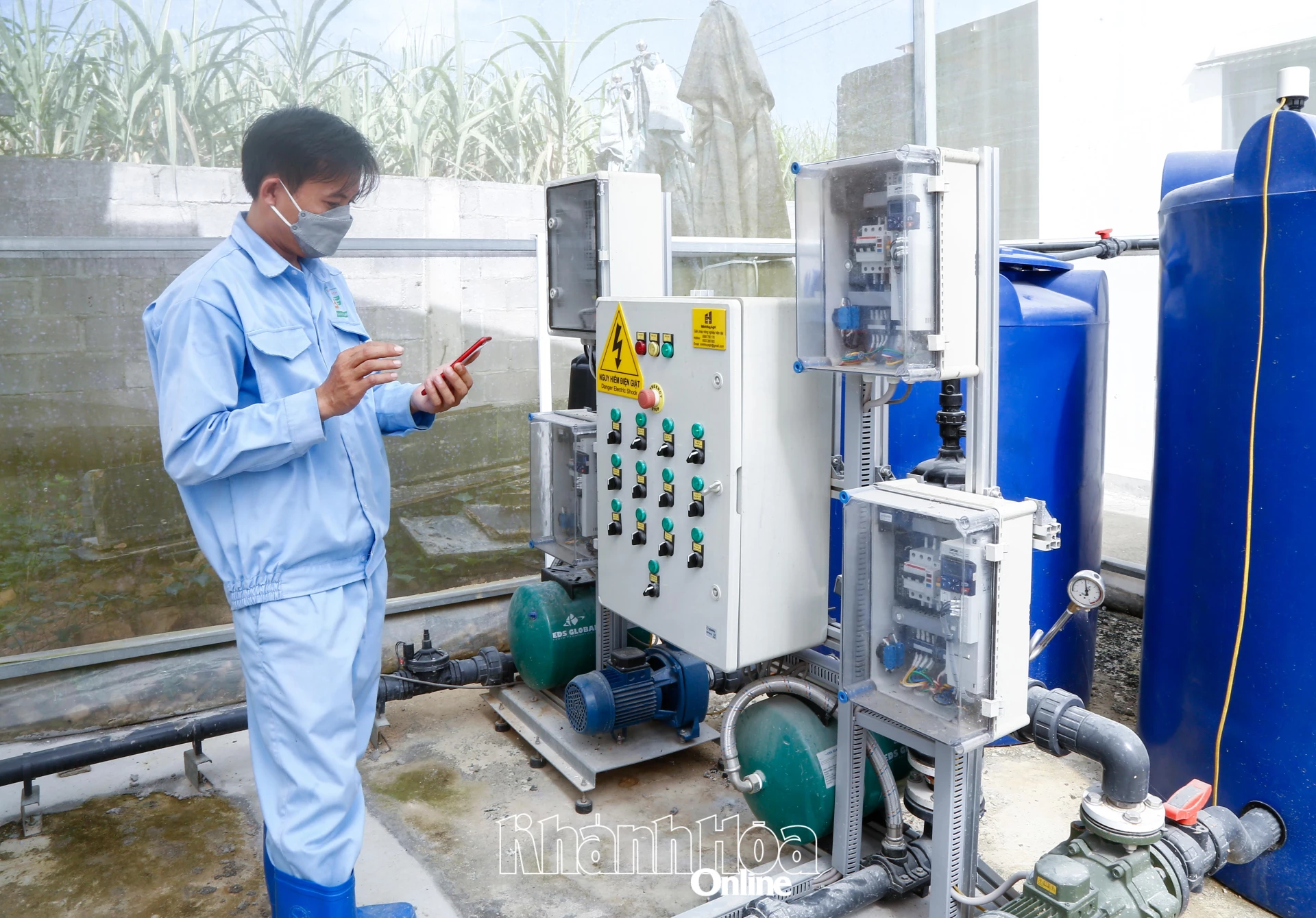 Nông dân xã Diên Lâm kiểm tra hệ thống cung cấp dưỡng chất cho rau màu.