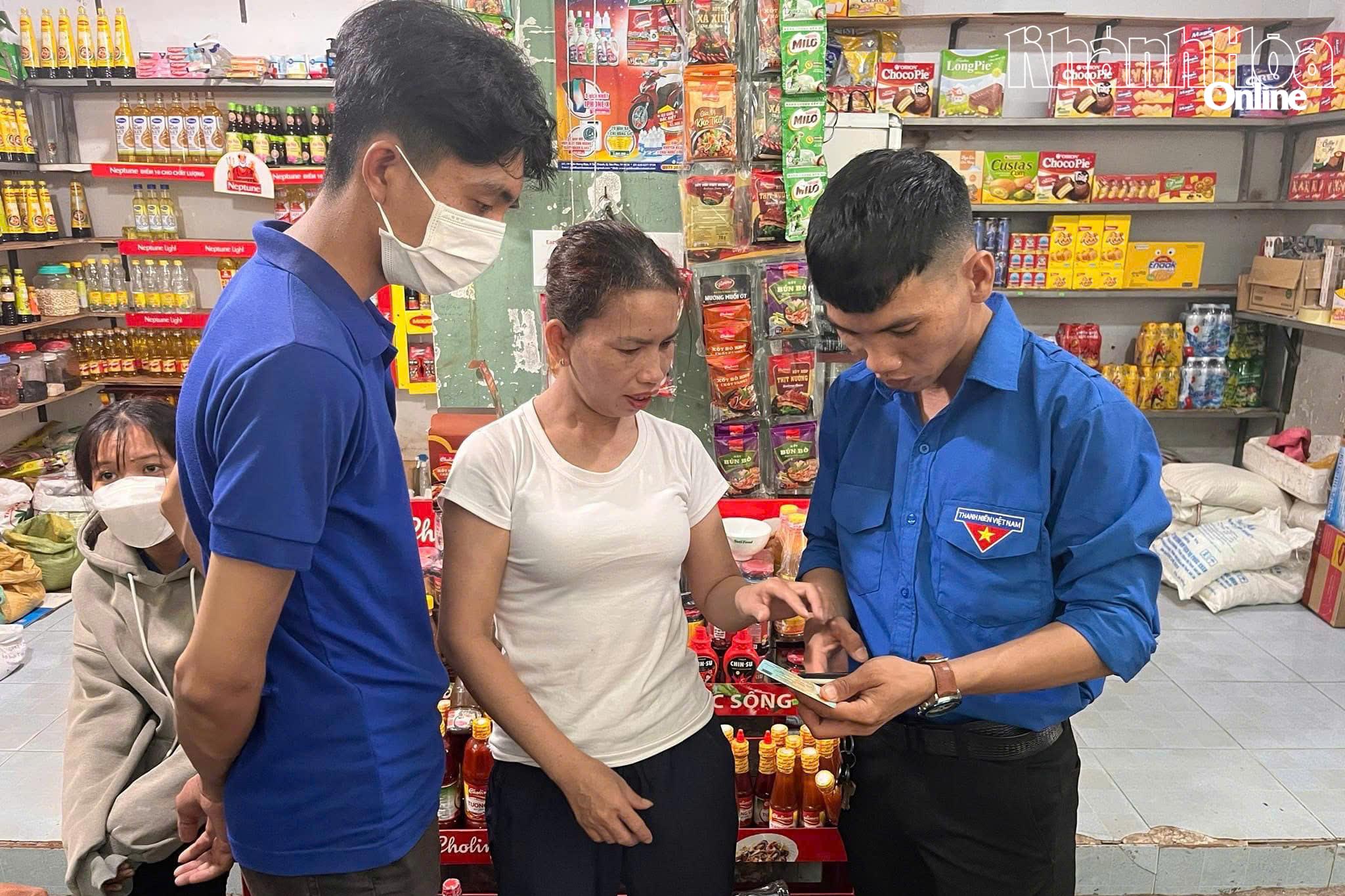 Đoàn viên, thanh niên phường Phan Rang hướng dẫn người dân thực hiện các thao tác, thủ tục có thể thực hiện trên VNeID.