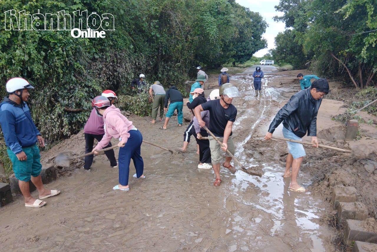 Xã Bác Ái huy động các lực lượng, Nhân dân khắc phục các điểm sạt lở.