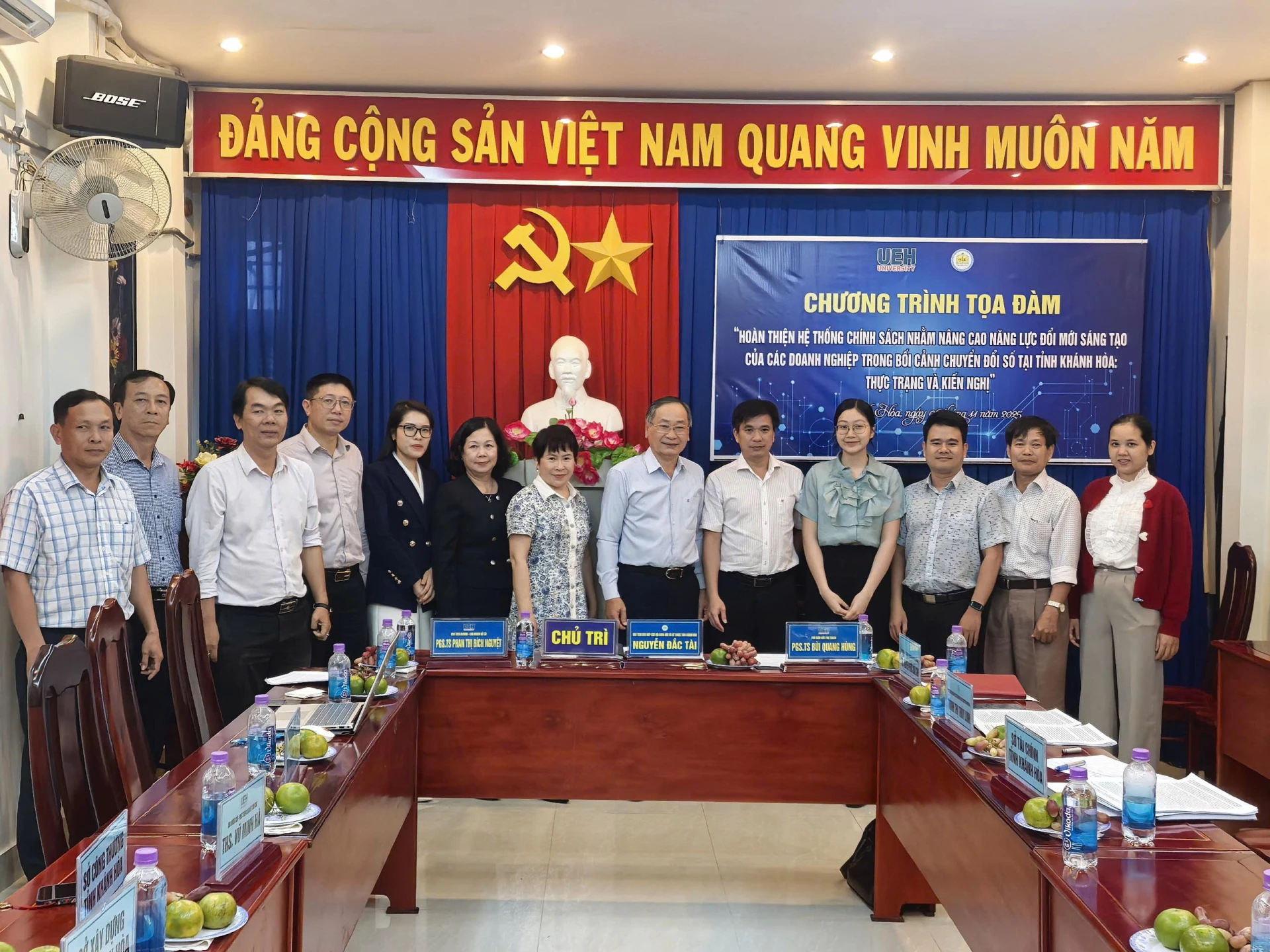 Các đại biểu chụp ảnh lưu niệm 

