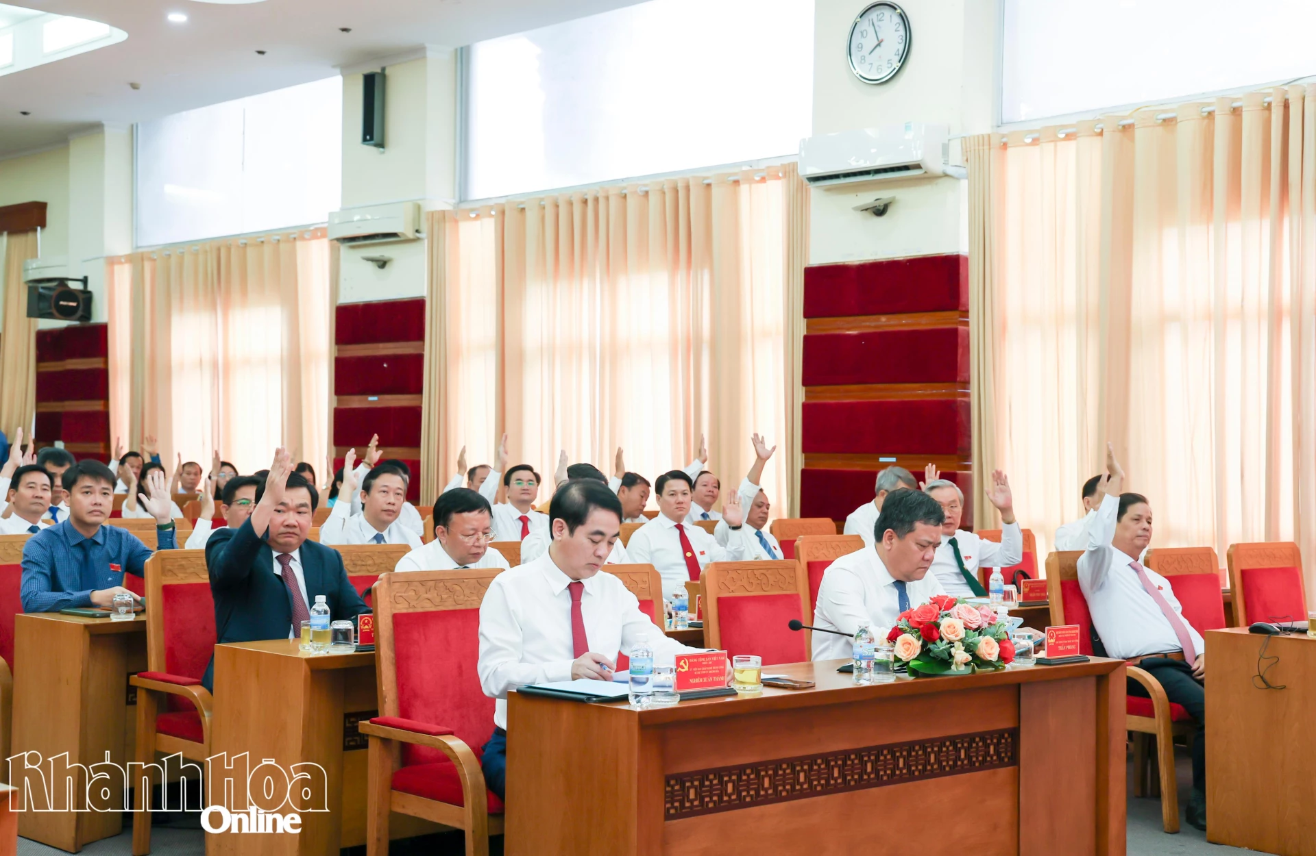 Các đại biểu biểu quyết thông qua chương trình kỳ họp.