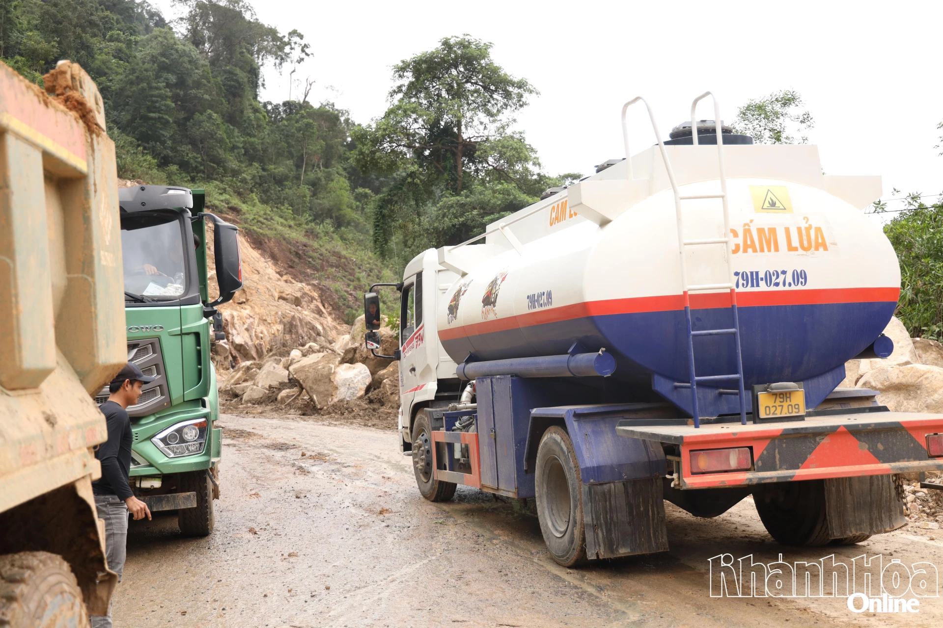 Xe chở dầu của Công ty Cổ phần Quản lý và Xây dựng đường bộ Khánh Hòa lên tiếp tế nhiên liệu cho xe ben, xe múc đang làm việc trên đèo Khánh Lê