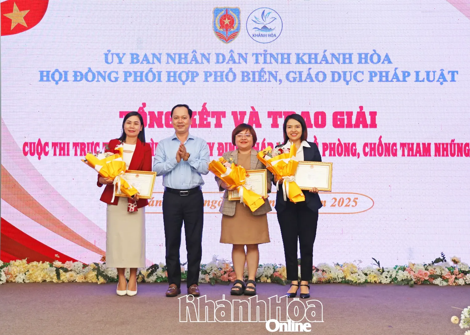 Ban tổ chức trao giải ba cho các cá nhân.