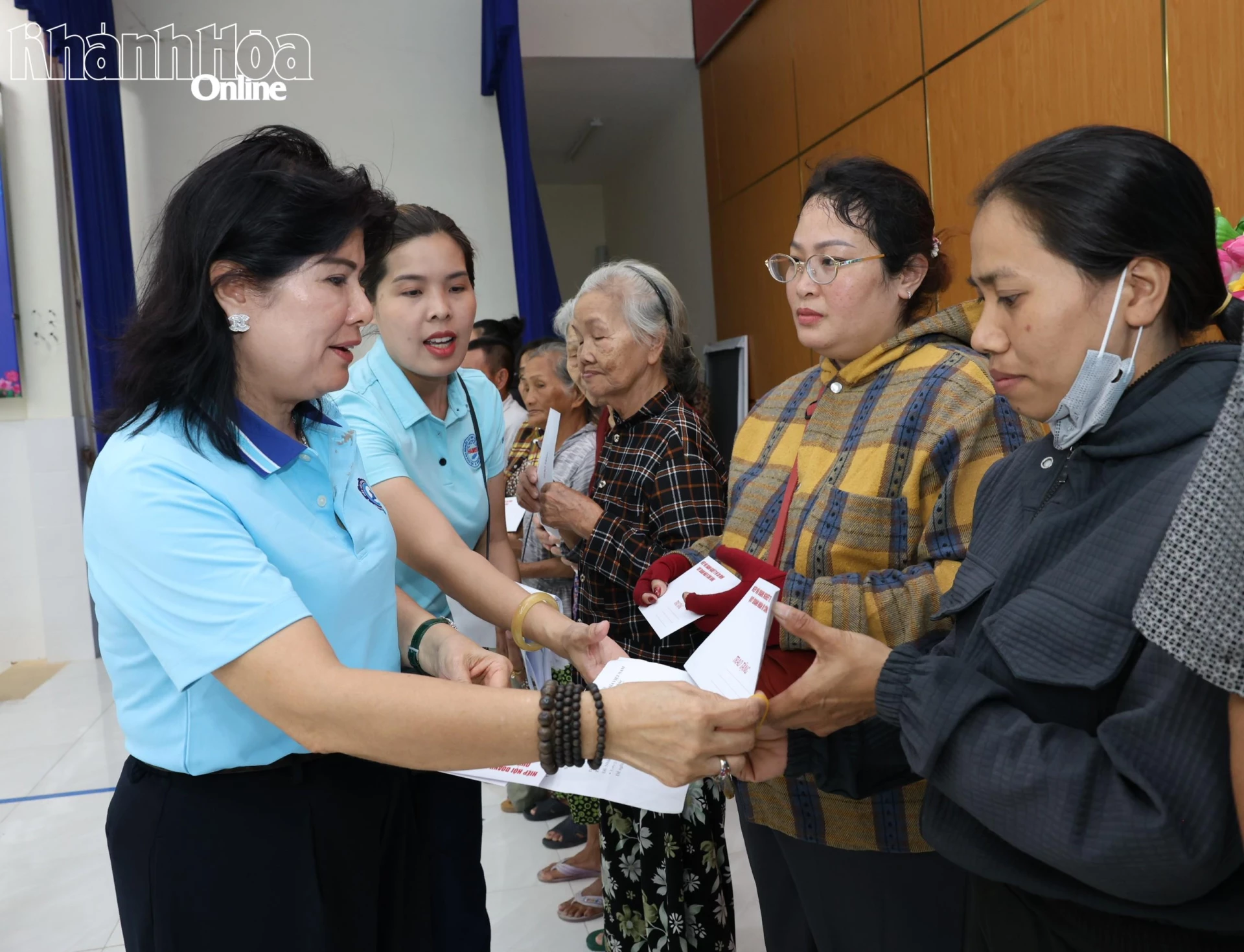 Bà Lã Thị Lan - Phó Chủ tịch Hiệp hội Doanh nghiệp TP. Hồ Chí Minh tặng quà người dân phường Nam Nha Trang chịu thiệt haaij vì mưa lũ