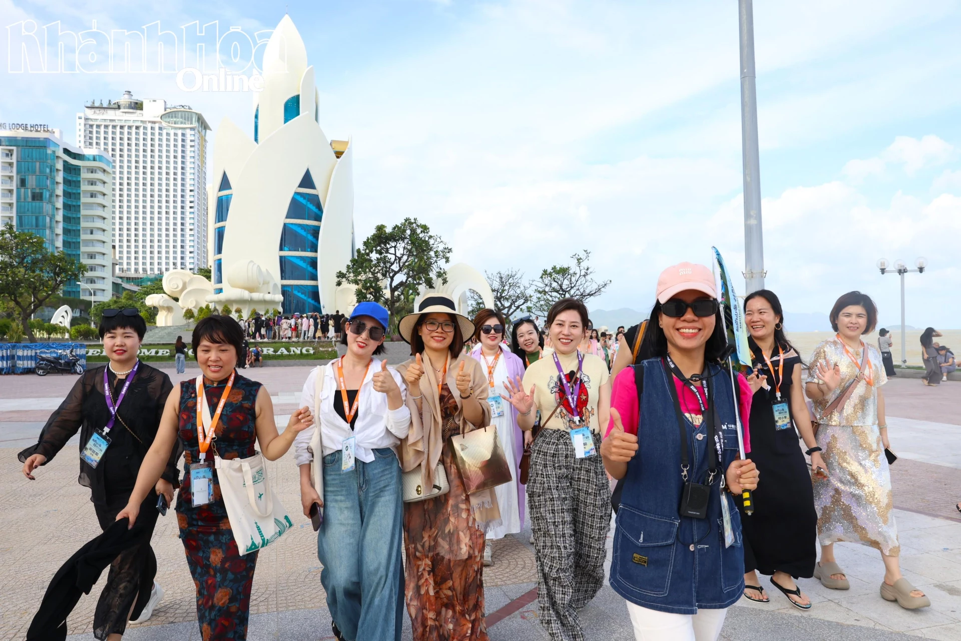 Đoàn khách Trung Quốc thích thú khi đến du lịch ở Nha Trang - Khánh Hòa.