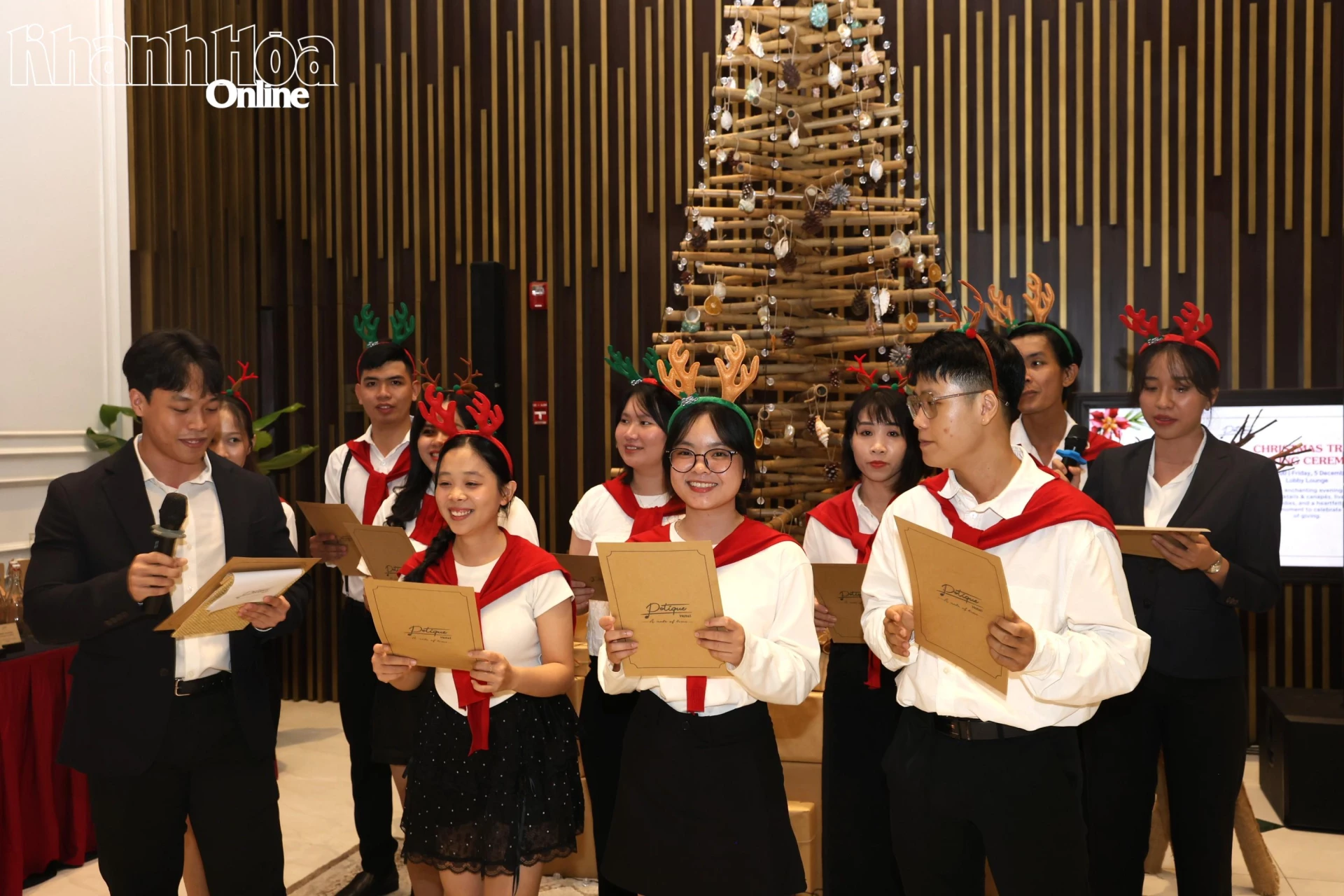 Dàn đồng ca khách sạn Potique Nha Trang hát mừng mùa giáng sinh