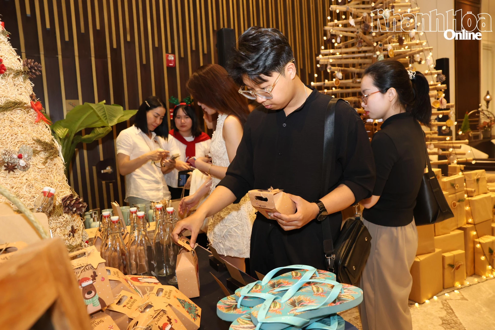  Nhiều khách dự lễ đã mua các vật phẩm để ủng hộ gây quỹ cộng đồng