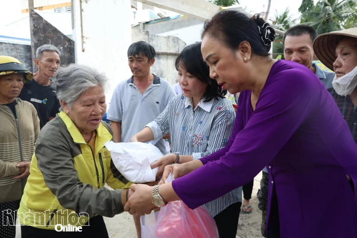 Báo và Phát thanh, Truyền hình Khánh Hòa cùng các doanh nghiệp trao 150 phần quà cho người có hoàn cảnh khó khăn tại phường Tây Nha Trang