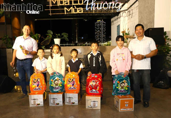 Khách sạn Em Ơi tổ chức chương trình "Mùa lũ - Mùa thương" tặng quà cho học sinh khó khăn