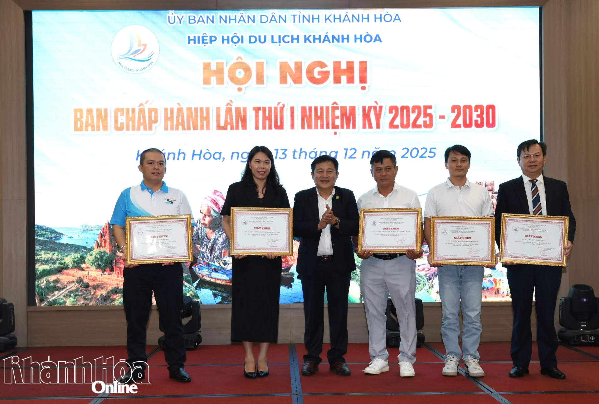 Ông Phạm Minh Nhựt - Chủ tịch Hiệp hội Du lịch Khánh Hòa trao thưởng các đơn vị có nhiều đóng góp trong việc hỗ trợ đồng bào bị thiệt hại vì mưa lũ