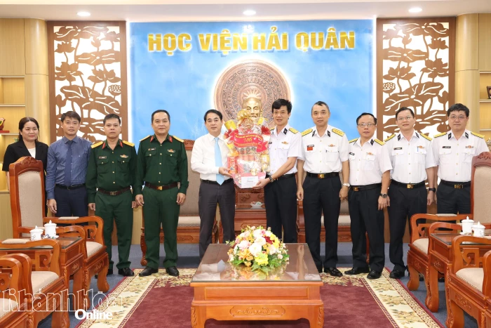 Bí thư Tỉnh ủy Nghiêm Xuân Thành thăm các đơn vị quân đội và Bà mẹ Việt Nam anh hùng Lê Thị Liên