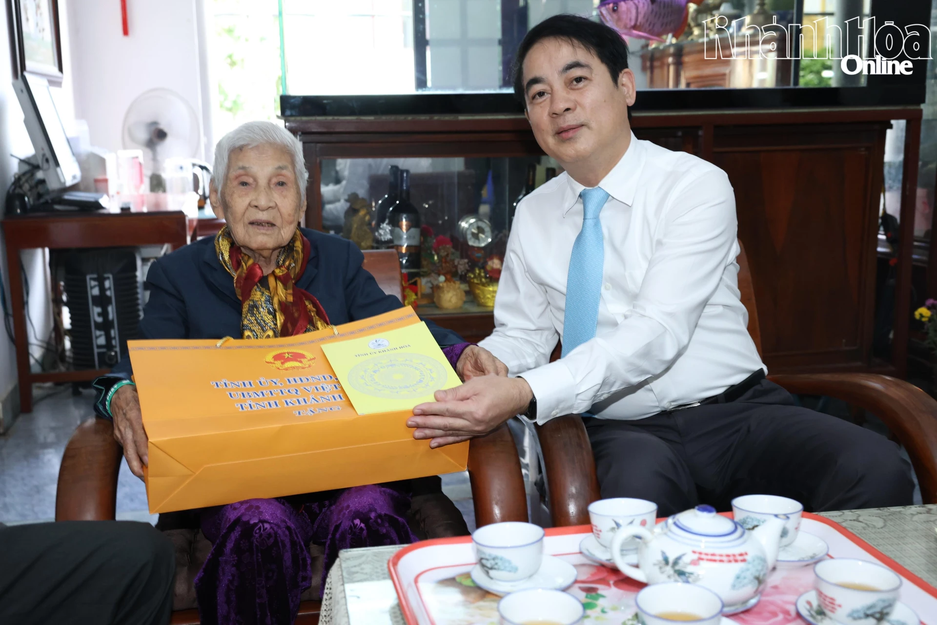 Bí thư Tỉnh ủy Nghiêm Xuân Thành tặng quà Bà mẹ Việt Nam anh hùng Lê Thị Liên