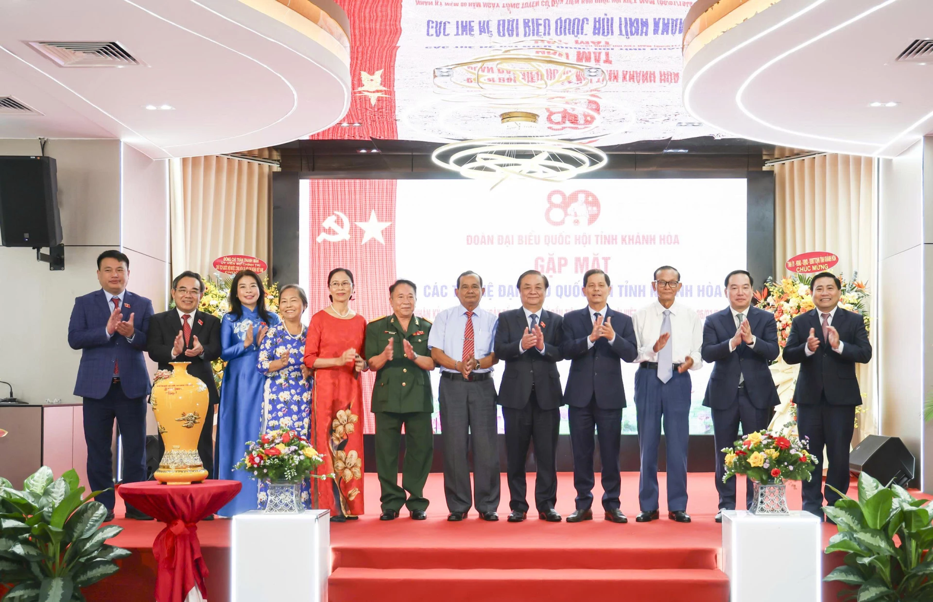 Phó Chủ tịch Quốc hội Lê Minh Hoan và các đồng chí Thường trực Tỉnh ủy, Lãnh đạo Đoàn ĐBQH tỉnh qua các thời kỳ chụp hình lưu niệm cùng các vị ĐBQH tỉnh qua các thời kỳ.