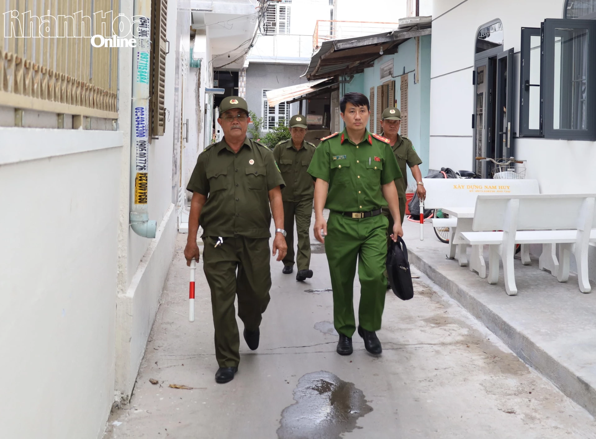 Cán bộ, hội viên cựu chiến binh tham gia phối hợp tuần tra bảo vệ địa bàn.