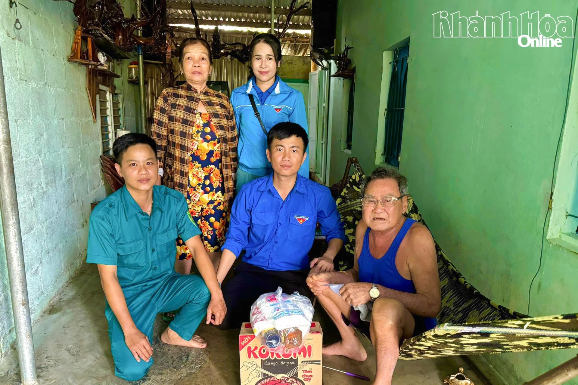 Anh Huỳnh Dương Ngọc Anh Tuấn (ở giữa) trao quà cho các gia đình chính sách.