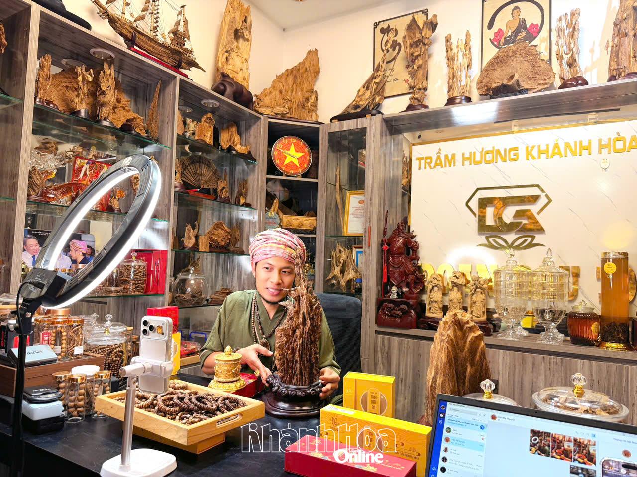 Cơ sở Trầm hương Đặng Gia Khánh Hòa livestream giới thiệu sản phẩm.