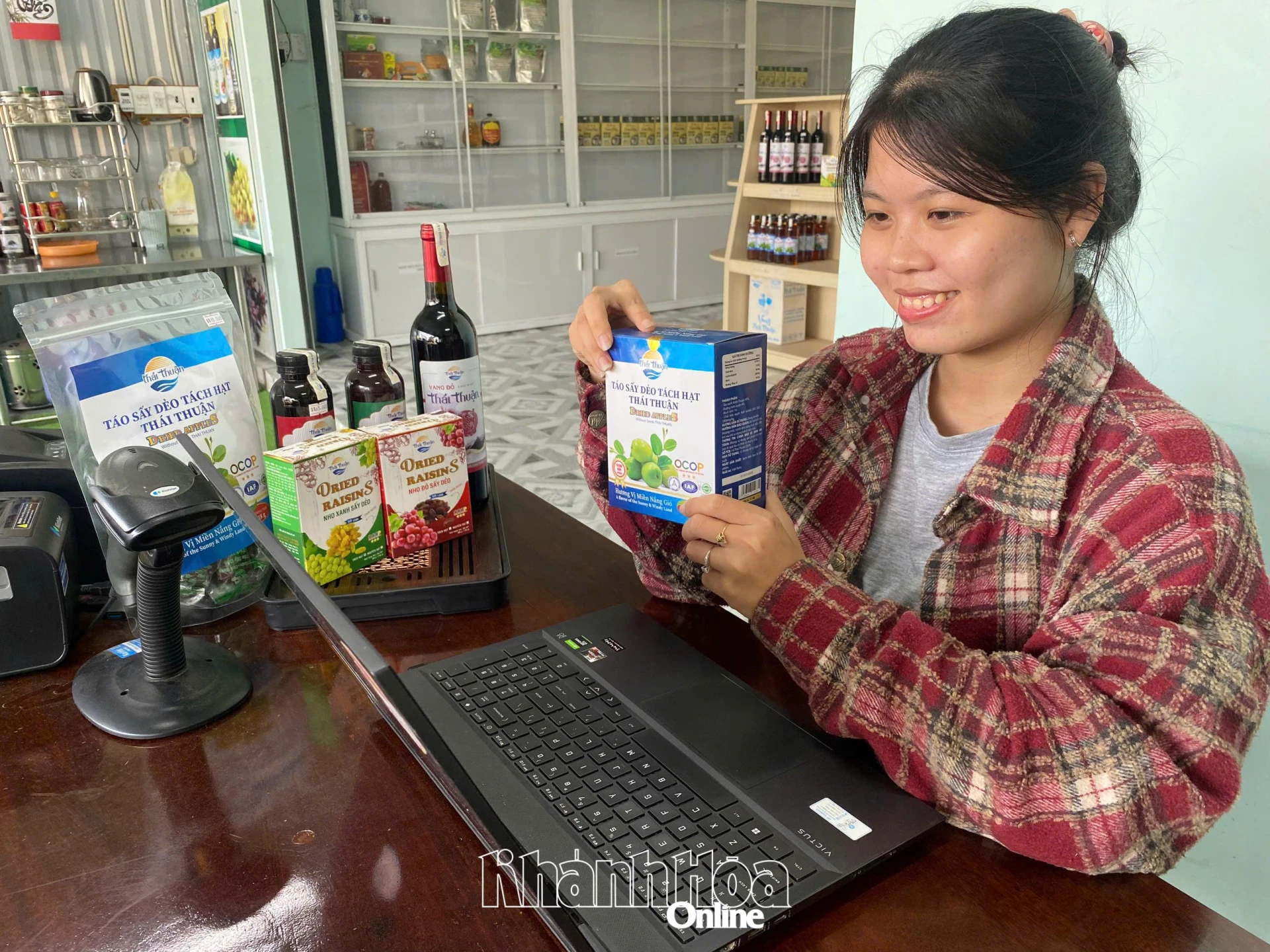 Nhân viên Công ty TNHH Sản xuất và Thương mại Nông sản Thái Thuận giới thiệu, bán sản phẩm nông sản trên sàn thương mại điện tử.