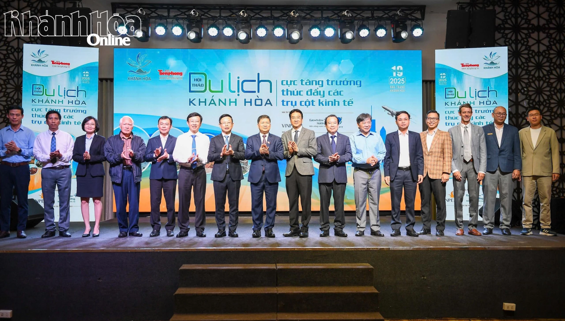 Phó Chủ tịch Thường trực UBND tỉnh Nguyễn Long Biên và các đại biểu tham dự hội thảo.