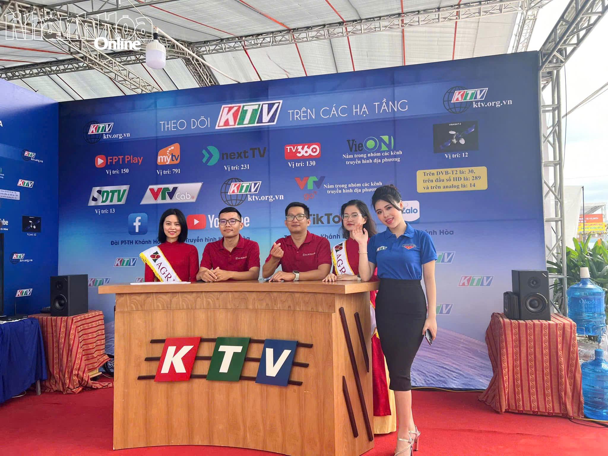 Đến với gian hàng, khách tham quan sẽ được chụp ảnh check-in với không gian phim trường thật (ảnh chụp tại Ngày hội công nghệ số tỉnh Khánh Hòa năm 2024). Ảnh: THANH TRÀ