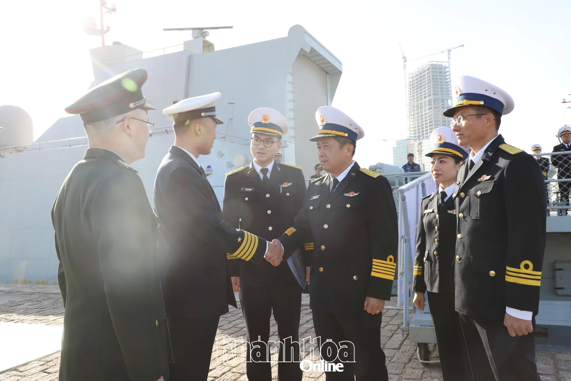 Đại diện Bộ tham mưu Hạm đội Bắc Hải của hải quân Trung Quốc đón đoàn.