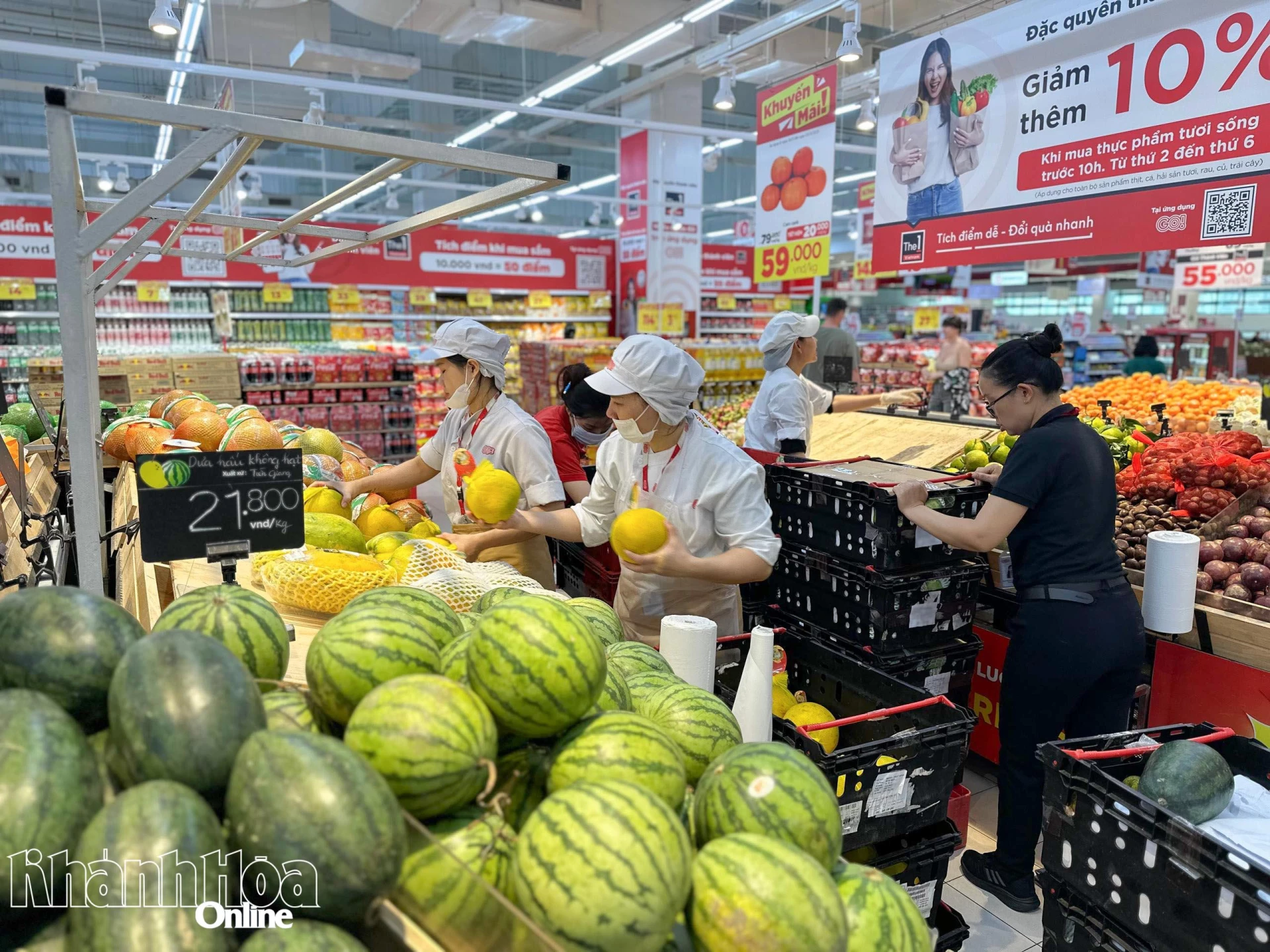 Nhân viên siêu thị GO! Nha Trang sắp xếp lại hàng hóa phục vụ khách hàng mua sắm.