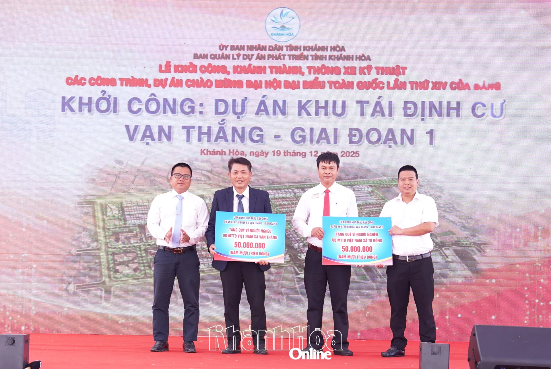 Construction contractors presenting symbolic cheques to the fund for the poor of Van Thang Commune and Tu Bong Commune

