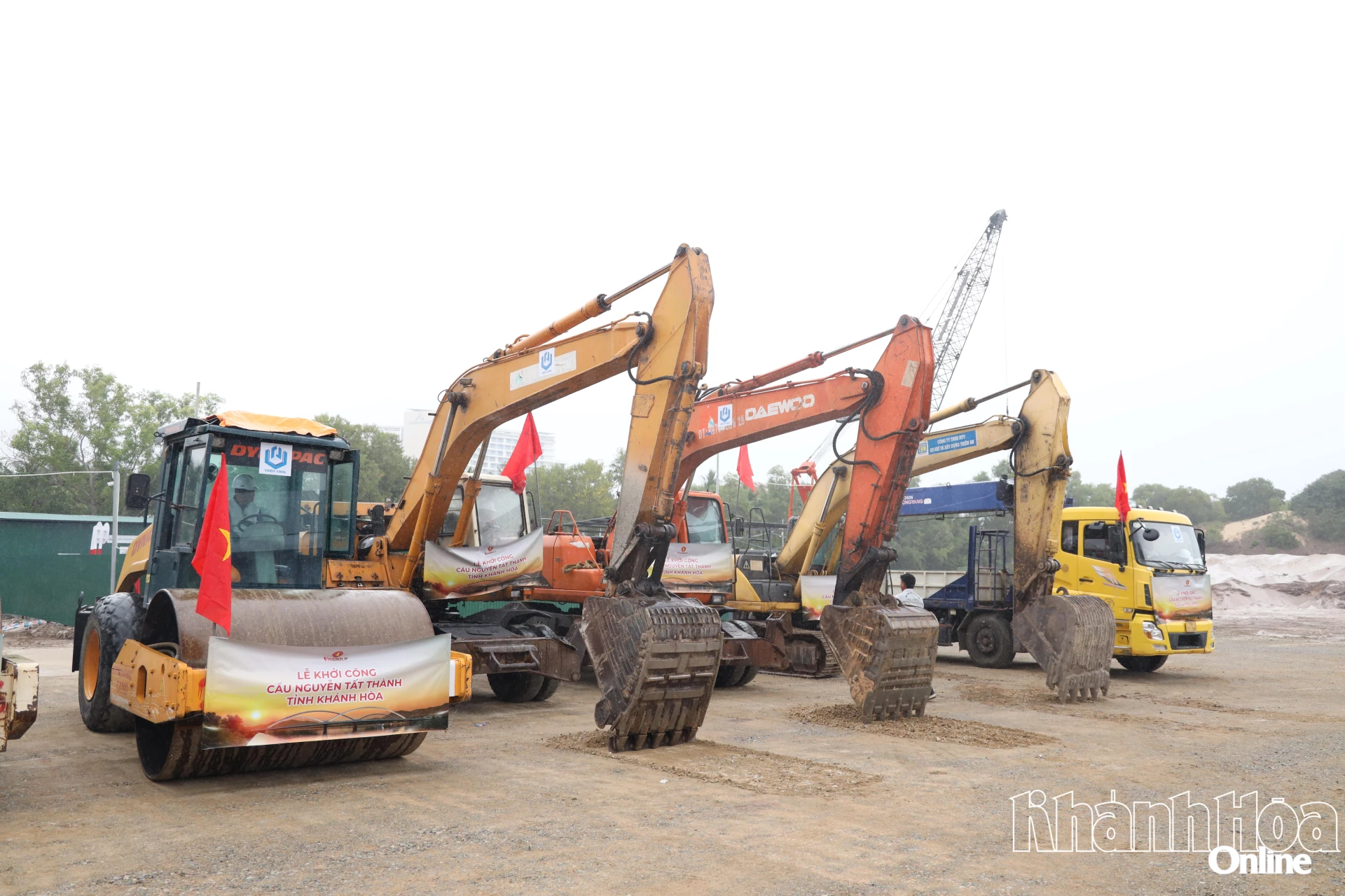 Thiết bị máy móc được tập kết sẵn sàng thi công dự án.