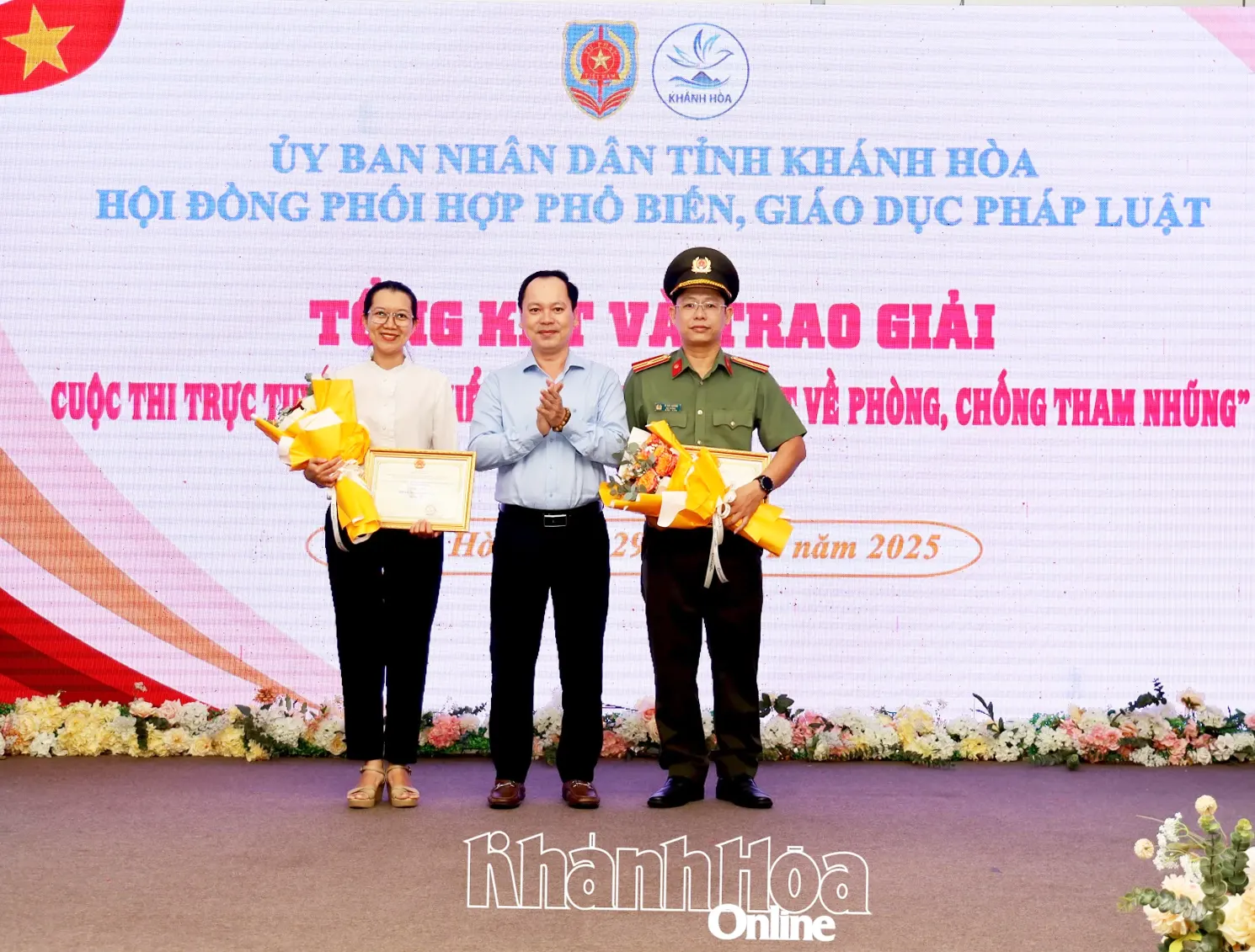 Ban tổ chức trao giải ba cho các tập thể.