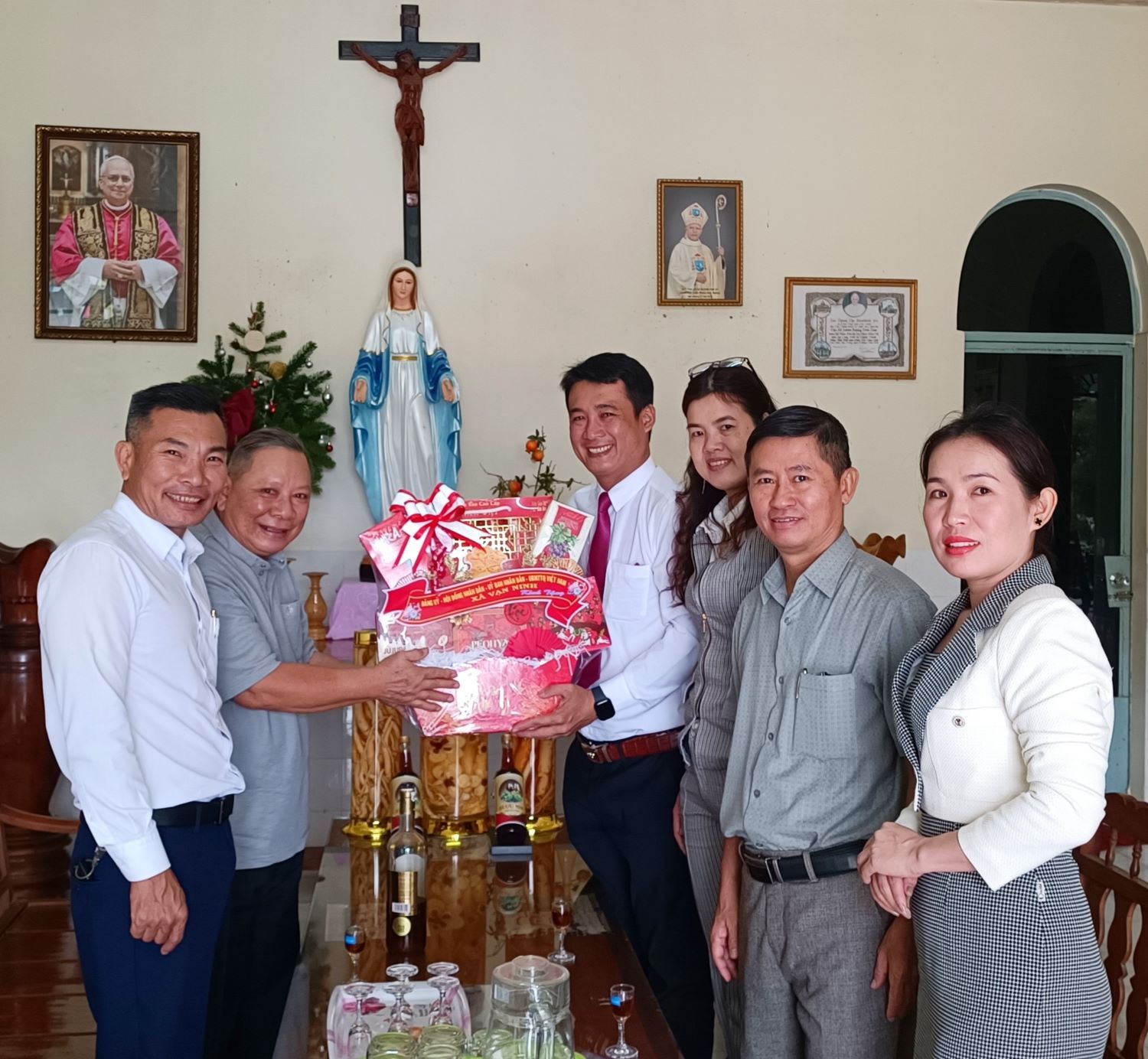 Lãnh đạo xã Vạn Ninh thăm, chúc mừng Giáng sinh tại Giáo xứ Vạn Giã.