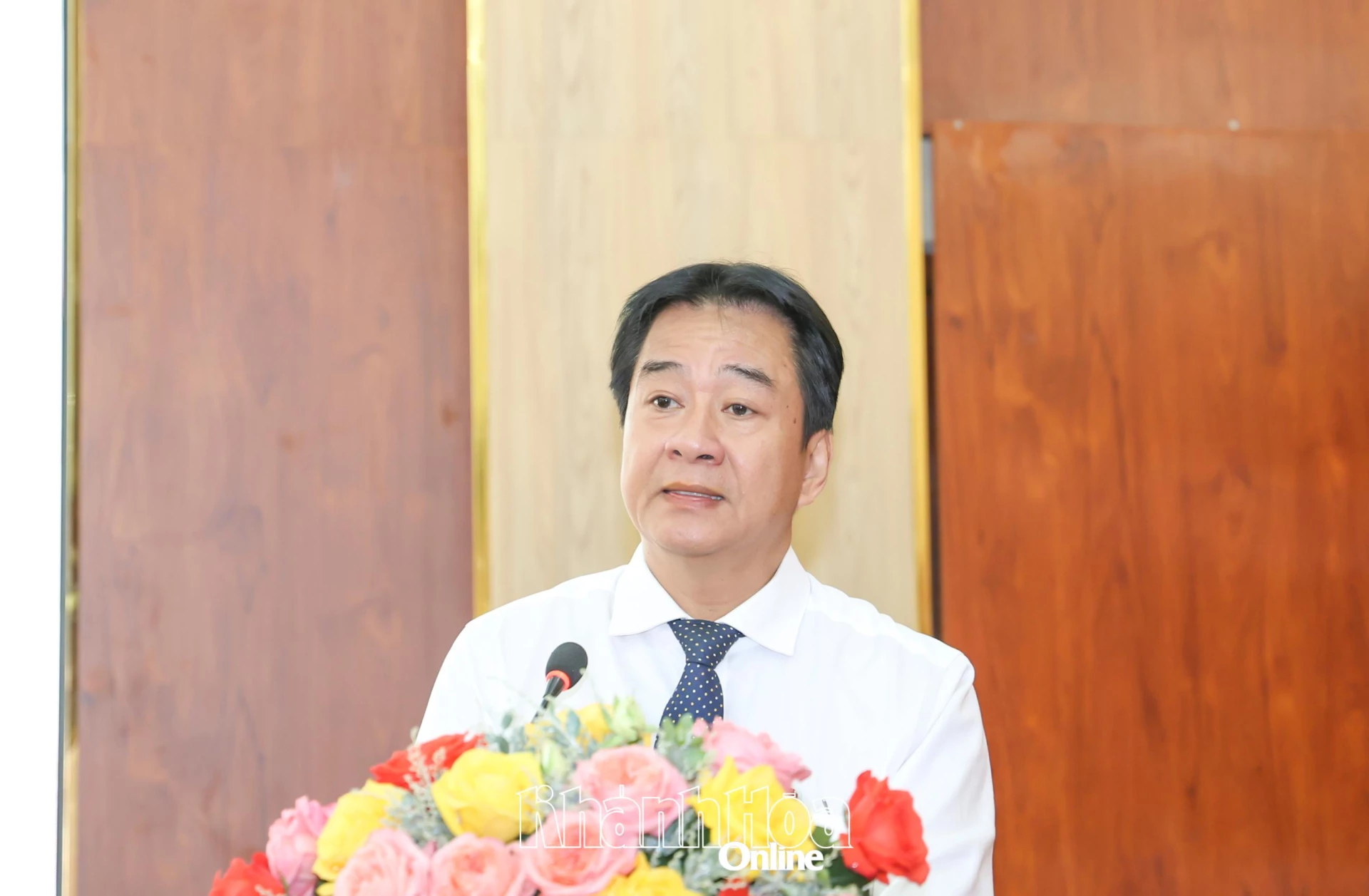 Đồng chí Nguyễn Long Biên báo cáo tóm tắt công tác chỉ đạo điều hành và tình hình kinh tế - xã hội của tỉnh năm 2025, phương hướng nhiệm vụ năm 2026.