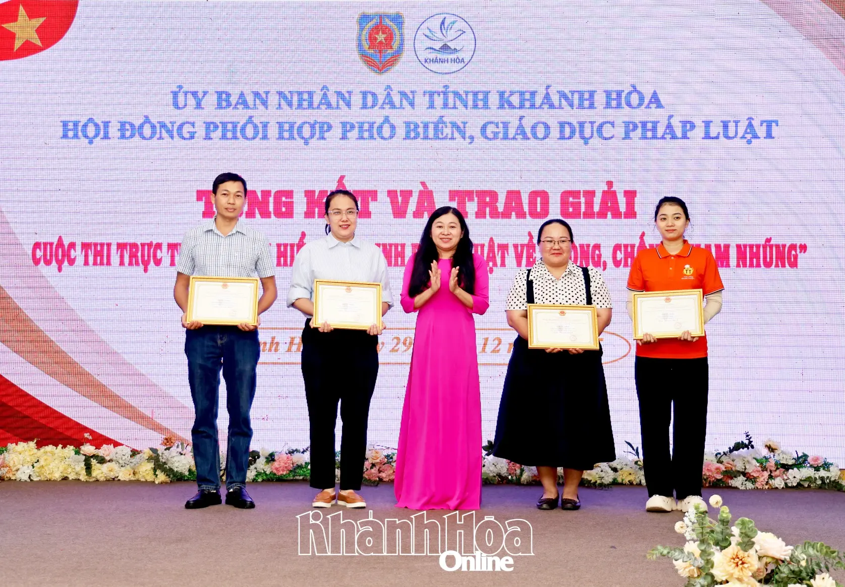 Ban tổ chức trao giải khuyến khích cho các cá nhân.