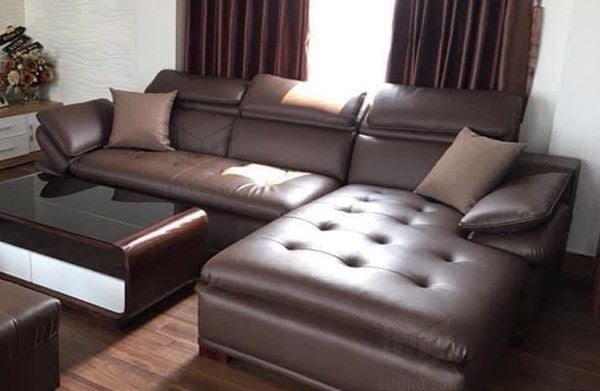 Làm sạch ghế sofa với dung dịch chuyên dụng.
