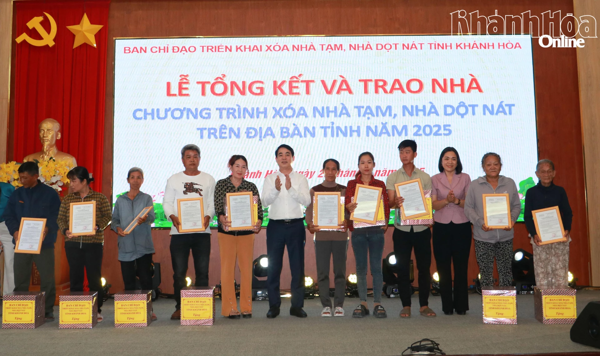 Bí thư Tỉnh ủy Nghiêm Xuân Thành và Phó Chủ tịch Thường trực Ủy ban MTTQ Việt Nam tỉnh Trần Thu Mai trao bảng tượng trưng nhà và quà cho các hộ dân.