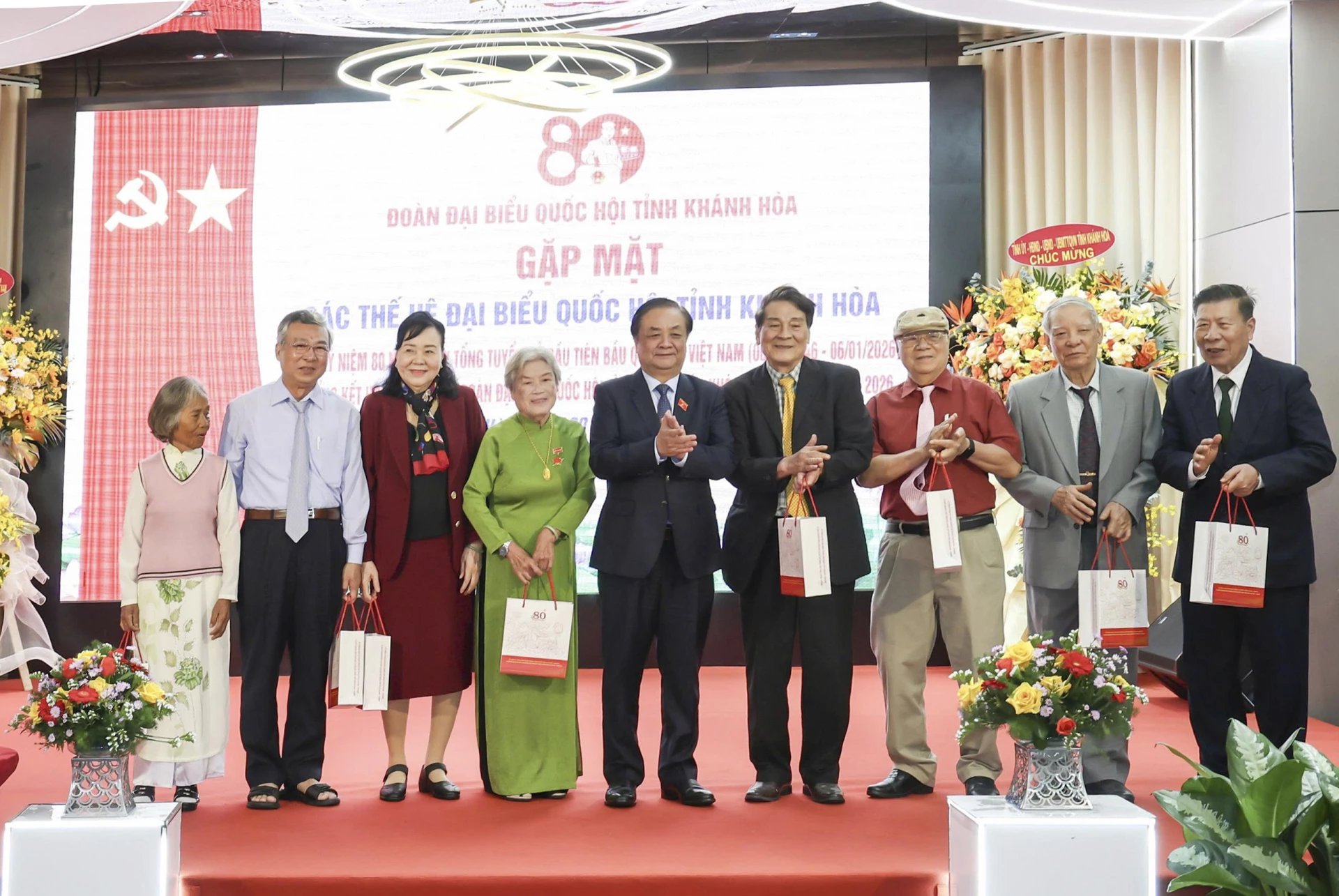 Phó Chủ tịch Quốc hội Lê Minh Hoan trao quà của Tổng Bí thư cho các vị ĐBQH tỉnh qua các thời kỳ.